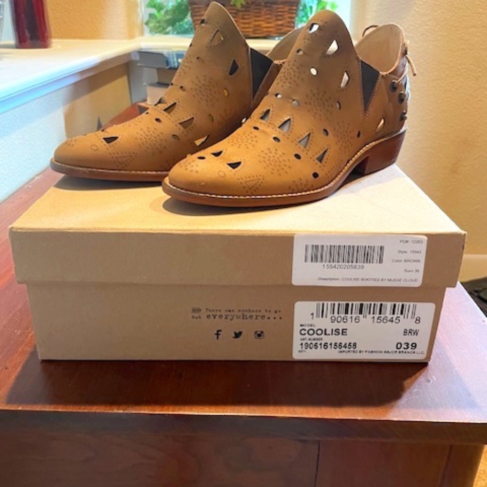 Brand new in box Musse & Cloud ankle boots  Size 7.5